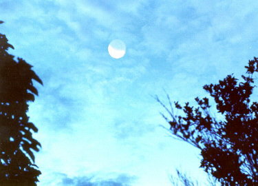 Lua vista durante o dia