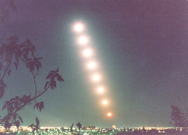 Foto estrobosc�pica da Lua nascendo