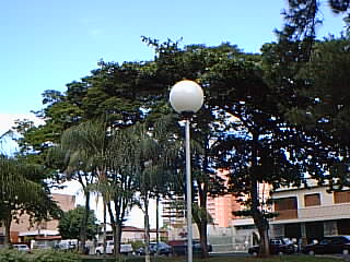 Pra�a com lumin�rias de globo